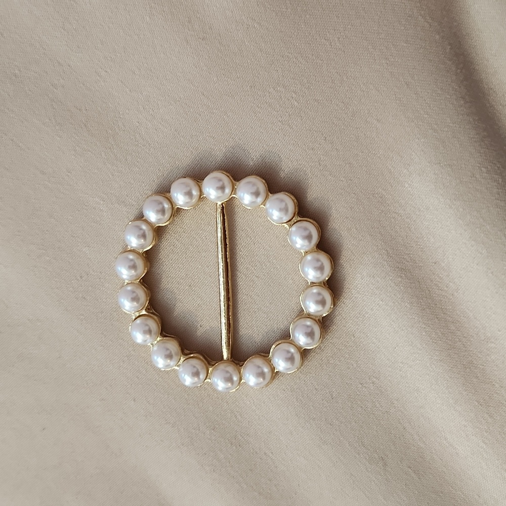 Elegant Pearl Buckle